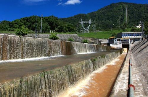 Nước sau khi chạy máy thủy điện Đa Nhim tiếp tục được dùng để chạy máy thủy điện Sông Pha rồi chảy về cung cấp nước tưới cho Ninh Thuận. (Ảnh: Ngọc Hà)