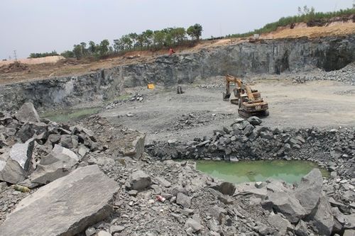 Dự án hồ chứa nước, đồng thời khai thác đá trong sân bay Biên Hòa được triển khai từ hơn 3 tháng nay. (Ảnh:  nld.com.vn)