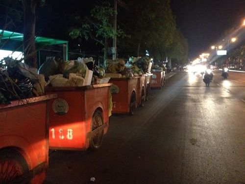 Do người dân không cho xe rác vào bãi rác quận Ô Môn nên đã xảy ra ùn ứ rác trong khu vực nội ô thành phố. (Ảnh: Dân Việt)