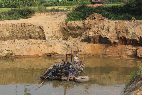 Hiện tại sông Nặm Rốm chảy qua địa phận xã Noong Hẹt, huyện Điện Biên (Điện Biên) có rất nhiều máy khai thác cát trái phép đang hoạt động. (Ảnh: Báo Tài nguyên & Môi trường)