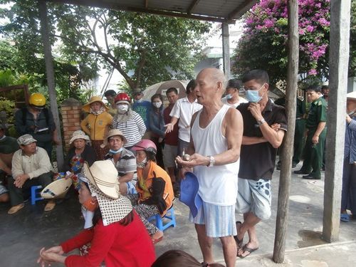 Người dân yêu cầu cấp trên phải sớm xử lý dứt điểm ô nhiễm tại kênh Phú Lộc. (Ảnh: Nhiệt Băng)