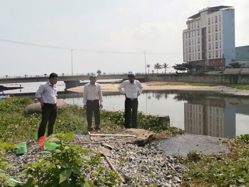 Công ty Thoát nước và xử lý nước thải Đà Nẵng kiểm tra vị trí người dân lấp cống xả thải vì không chịu nổi ô nhiễm. (Ảnh: Nhiệt Băng)