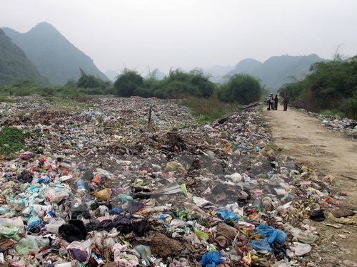 Việc xử lý rác thải tại Thành phố Hồ Chí Minh còn tồn tại nhiều điều phi lý (Ảnh minh họa: Quốc Đạt/TTXVN)