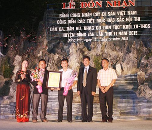 Đại diện Hội bảo vệ thiên nhiên và môi trường Việt Nam trao bằng đón nhận cho lãnh đạo huyện Đồng Văn. (Ảnh: Báo Tài nguyên & Môi trường)