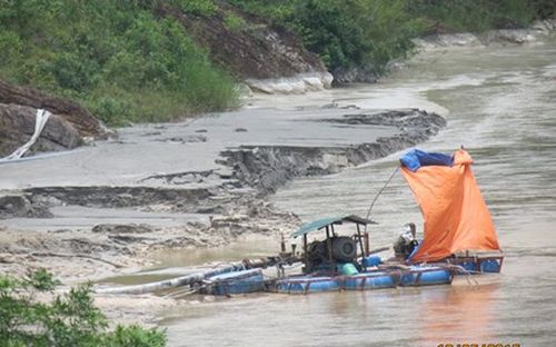 Dòng sông Cẩm Đàn bị ô nhiễm do bùn, chất thải từ nhà máy của Công ty Á Cường xả ra. (ảnh: Trần Thụ)