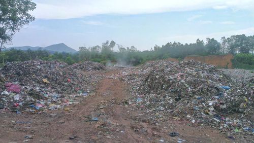 Bãi rác tự phát tại đồi Mốc gây ô nhiễm môi trường. (Ảnh: Báo Tài nguyên & Môi trường)