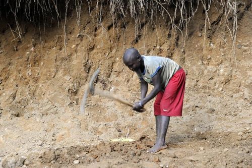 Một cậu bé làm việc tại mỏ vàng trái phép ở Rừng Tối. (Ảnh: AFP)