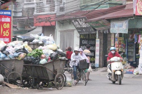 Điểm tập kết rác thải tại Đội 1, xã Tả Thanh Oai thường xuyên gây ùn tắc giao thông và ô nhiễm môi trường. (Ảnh: Nguyễn Hải)