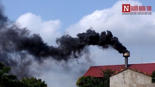 Hình ảnh lò xử lí rác thải nhả khói đen kịt diễn ra hàng ngày. (Ảnh: nguoiduatin.vn)