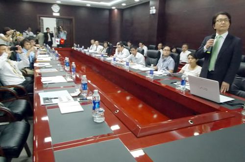 Giáo sư Keiji Tamura trình bày tại Hội thảo. (Ảnh: Công an TP Đà Nẵng)