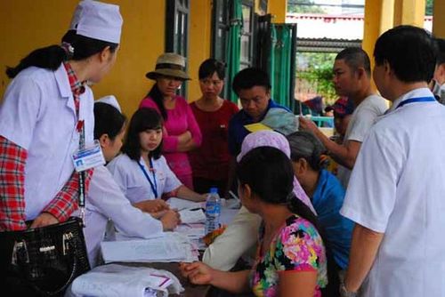 Đoàn công tác của Bộ Y tế khám cho trẻ em và người dân ở làng nghề Đông Mai. (Ảnh: Nguyễn Hồng)