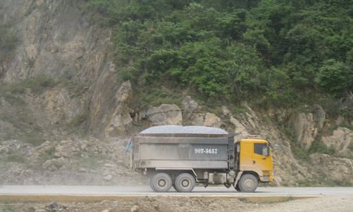 Xe tải chở đá chạy trên đường. (Ảnh: Pháp luật Việt Nam)