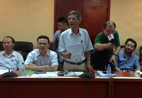 Ông Hoàng Văn Bảy, Cục trưởng Cục Quản lý tài nguyên nước (thứ 3 từ trái qua), trả lời câu hỏi của báo chí. (Ảnh: nld.com.vn)
