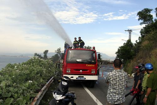 Các lực lượng phối hợp tham gia chữa cháy tại núi Sơn Trà. (Ảnh: Công an TP Đà Nẵng)