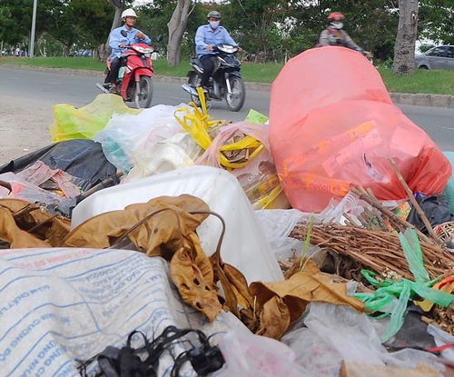 Nhiều bãi rác tồn tại trên đường ở TPHCM do việc quản lý chồng chéo quét, thu gom rác. (Ảnh: Phạm Cao Minh)