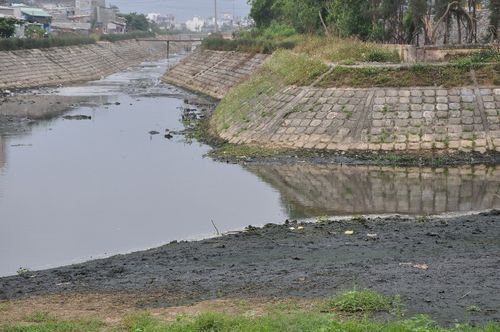 Kênh Phú Lộc đang là nỗi ám ảnh ô nhiễm môi trường với người dân. (Ảnh: Xuân Lam)