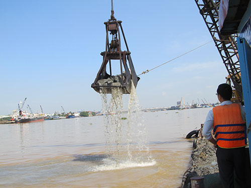 Sông Đồng Nai bị ngoạm sâu. (Ảnh: nld.com.vn)