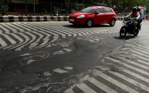 Nắng nóng đén chảy cả nhựa đường ở Ấn Độ (ảnh: Hindustan Times)