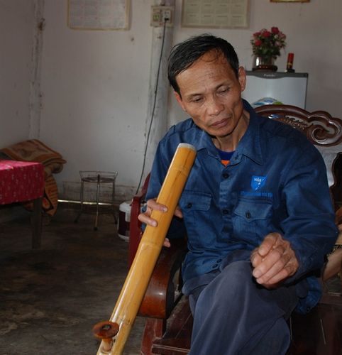 Ông Nguyễn Ngọc Giang cay đắng kể lại chuyện buồn của thôn Hai Luồng.  (Ảnh: nongnghiep.vn)