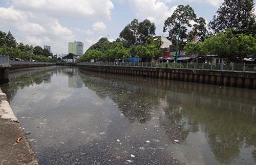 Nước kênh Nhiêu Lộc - Thị Nghè vẫn còn nguy cơ tái ô nhiễm do chưa được xử lý triệt để. Ảnh: T.THANH