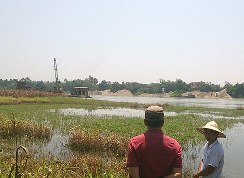 Tàu hút cát của doanh nghiệp Thái Sơn khai cát tràn lan khiến đất canh tác của người dân bị sạt lở nghiêm trọng (Ảnh: Đại Đoàn Kết)