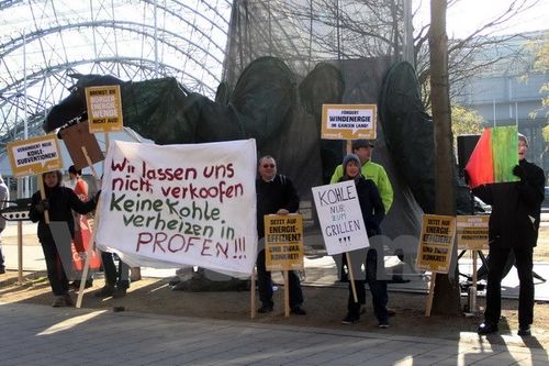 Các nhà hoạt động môi trưởng biểu tình phản đối sử dụng than đá tại thành phố Leipzig, Đức. (Ảnh: Mạnh Hùng)