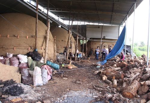 Đắk Lắk: “Tự ý” xây lò đốt than ở khu đông dân cư