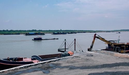  Hàng ngày vẫn có rất nhiều tàu cuốc khai thác trái phép trên sông Hồng (đoạn thuộc địa bàn huyện Phúc Thọ). (Ảnh: Báo Lao động)