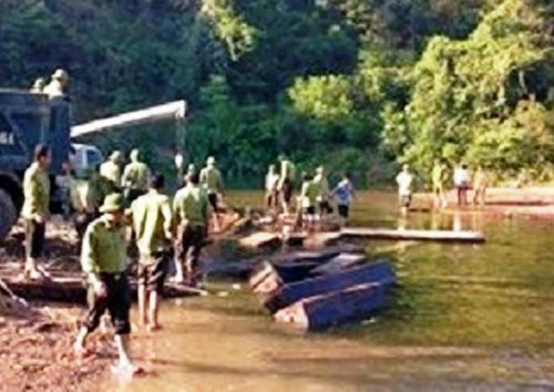 Lực lượng chức năng bắt giữ 2 bè gỗ trên sông Rào Tre. (Ảnh: Báo Lao động)