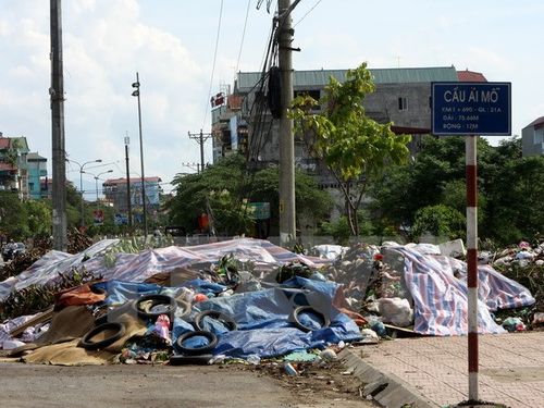 Những bãi rác thải trong khu dân cư thị xã Sơn Tây. (Ảnh: Hoàng Lâm/TTXVN)