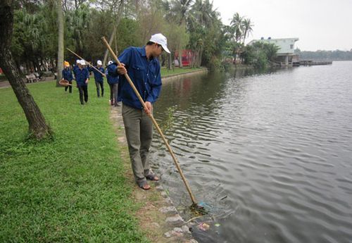 Chung tay làm sạch nước hồ Vị Xuyên (Nam Định). (Ảnh: Ngô Tất Thành)