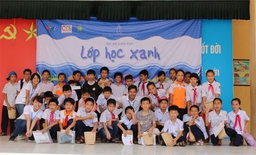 Các thành viên của dự án “Đi và Mở” chụp ảnh cùng các em học sinh sau khi thực hiện "Lớp học xanh". (Ảnh: BTC cung cấp)