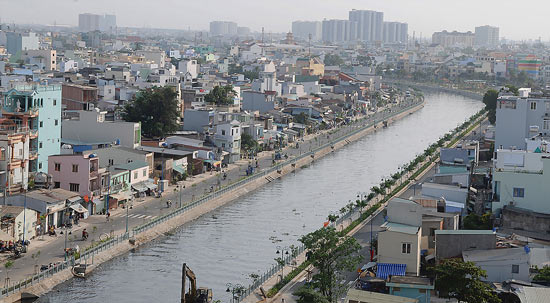 Công trình cải tạo đường ven kênh, kênh Tân Hóa - Lò Gốm đã giúp chống ngập, cải thiện môi trường sống cho người dân. (Ảnh: Cao Thăng)