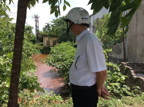Ông Nguyễn Thanh Lạc, phụ trách môi trường Cty liên doanh sản xuất thép Việt - Úc (Vinausteel) chứng kiến cảnh nước thải ô nhiễm của nhà máy thép. (Ảnh: Báo Tài nguyên & Môi trường)