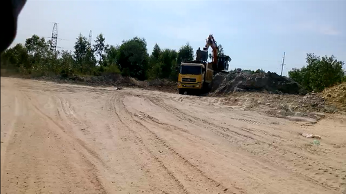 Xe quá tải liên tục ra vào điểm tập kết của Công ty Gạch Ngói 1-5. (Ảnh: nguoiduatin.vn)