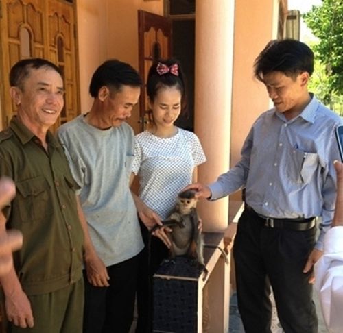 Lễ bàn giao và tiếp nhận chú voọc tại gia đình ông Minh. (Ảnh: VQG Phong Nha - Kẻ Bàng.)