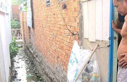 Người dân không chịu nổi mùi hôi nước hầm cầu của Trường ĐH Cảnh sát nhân dân chảy tràn vào con rạch cạnh nhà họ. (Ảnh: NH)