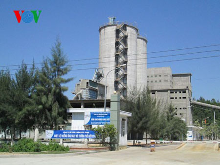 Nhà máy xi măng Đại Việt- Dung Quất phải ngưng hoạt động nhiều tháng nay vì người dân ngăn cản