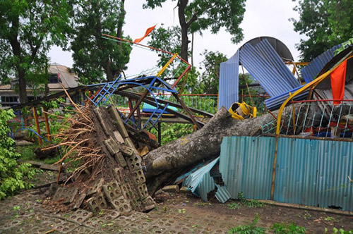 Hàng chục cây xanh đổ ở công viên Thống Nhất đè lên khu vui chơi của trẻ em. 