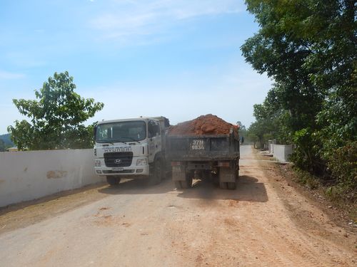 Hàng chục xe tải đang nườm nượp chở đất đi dắp đê Tả Lam trước khi bị bắt. (Ảnh: Báo Tài nguyên & Môi trường)