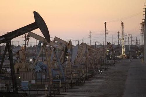 Các giàn khoan dầu đặt tại California, Mỹ. (Ảnh: Reuters)