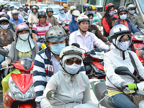 Ô nhiễm đô thị: Không chịu nổi với nóng, khói, còi xe. (Ảnh: nld.com.vn)