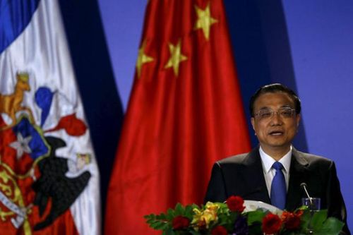 Thủ tướng Trung Quốc Lý Khắc Cường phát biểu tại buổi lễ khai mạc diễn đàn kinh tế Chi lê -Trung Quốc diễn ra ở thành phố Santiago, thủ đô của Chi lê vào ngày 26/5/2015. (Ảnh: REUTERS / IVAN ALVARADO)