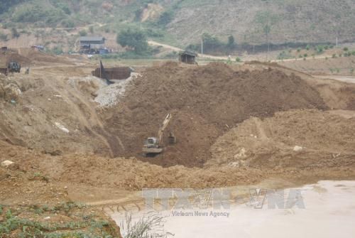 Những chiếc máy múc đào bới suốt ngày để lấy quặng. (Ảnh: Quang Đán – TTXVN