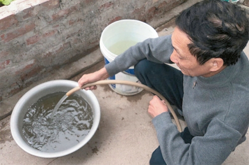 Nước giếng khoan tại khu vực xã Đại Thịnh (Mê Linh) được người dân bơm lên để sử dụng. (Ảnh: Nhân Dân)