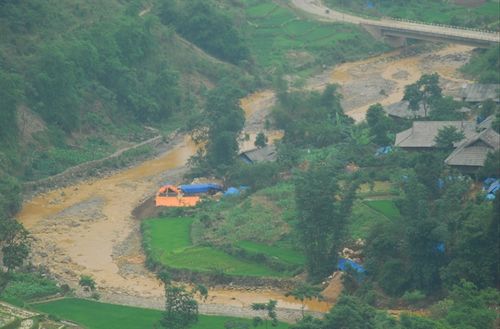 Dòng Nặm Chăn trở nên đục ngầu do bùn thải từ các hầm vàng đổ xuống. (Ảnh: nongnghiep.vn)