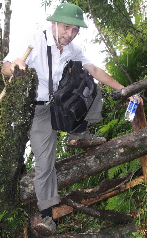 Nhà báo Thái Sinh trên đường vào bãi vàng. (Ảnh: nongnghiep.vn)