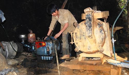 Máy nghiền quặng đặt trong bãi vàng. (Ảnh: nongnghiep.vn)