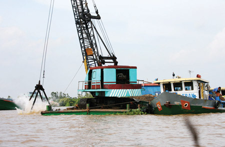 Khai thác cát trên sông Hậu, huyện Thốt Nốt, Cần Thơ (Ảnh: Sài Gòn Giải Phóng)