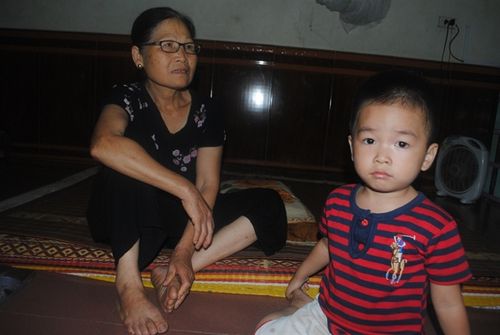 Bà Nguyễn Thị Thành kiêm luôn thiên chức làm bố, mẹ của đàn cháu. (Ảnh: nongnghiep.vn)